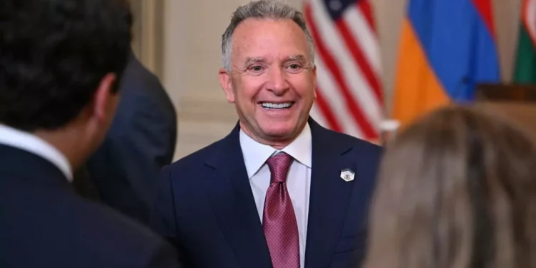 El enviado especial estadounidense Steve Witkoff asiste a la firma trilateral con el presidente Donald Trump, el presidente de Azerbaiyán, Ilham Aliyev, y el primer ministro de Armenia, Nikol Pashinyan, en el Comedor de Estado de la Casa Blanca, Washington, D.C., el 8 de agosto de 2025 (ANDREW CABALLERO-REYNOLDS / AFP).