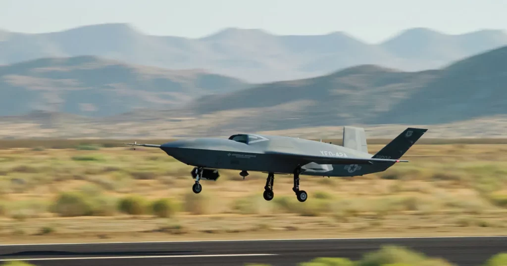 El avión de combate colaborativo YFQ-42A de General Atomics despega