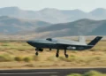 El avión de combate colaborativo YFQ-42A de General Atomics despega