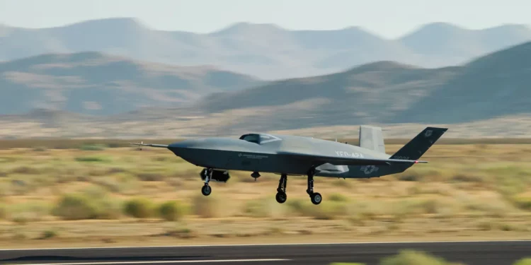 El avión de combate colaborativo YFQ-42A de General Atomics despega
