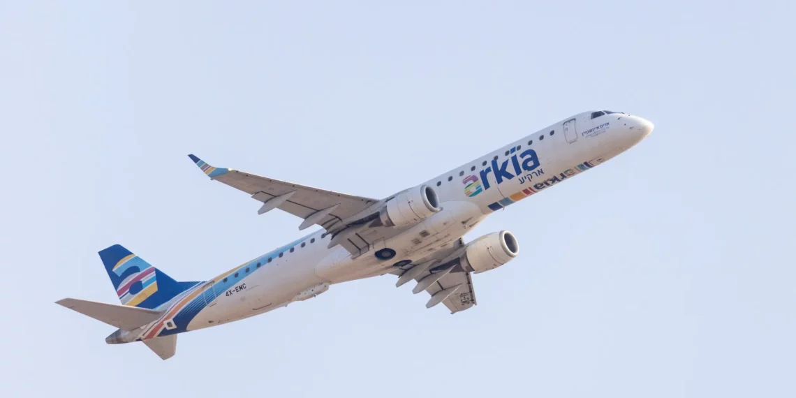 Un avión Arkia despega del aeropuerto Ben Gurion, en las afueras de Tel Aviv, el 14 de agosto de 2025. (Yossi Aloni/Flash90)