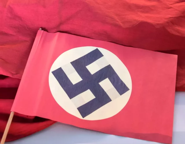 Político belga se disculpa después de que foto comprometedora lo muestra envuelto en la bandera nazi