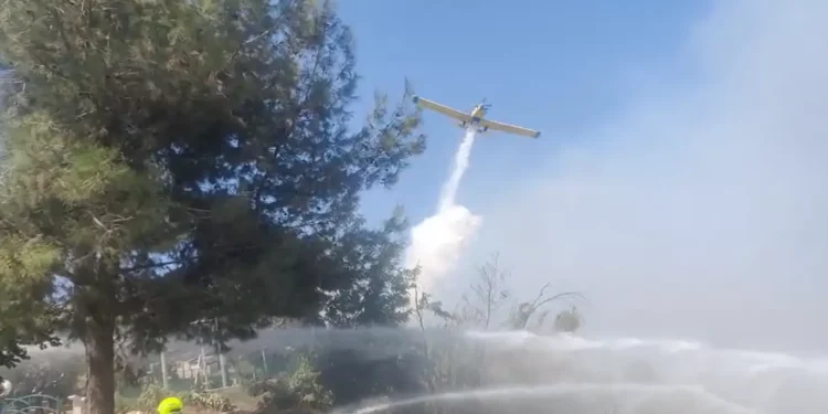 Un avión de bomberos trabaja para extinguir un incendio cerca de Mevaseret Zion el 24 de agosto de 2025. (Captura de pantalla/Servicio de Bomberos y Rescate)