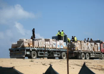 Un camión que transporta ayuda humanitaria circula por una carretera en Deir al-Balah, en el centro de la Franja de Gaza, el 21 de agosto de 2025. (Eyad BABA / AFP)