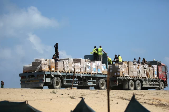 Ingresan más de 220 camiones con ayuda humanitaria a Gaza por Israel