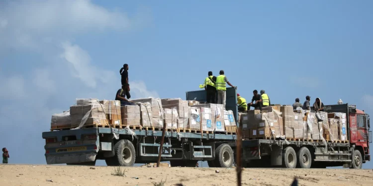 Un camión que transporta ayuda humanitaria circula por una carretera en Deir al-Balah, en el centro de la Franja de Gaza, el 21 de agosto de 2025. (Eyad BABA / AFP)