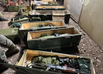 Armas confiscadas por tropas de las FDI durante una redada en el sur de Siria, en una foto publicada el 24 de agosto de 2025. (Fuerzas de Defensa de Israel)