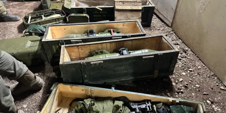 Armas confiscadas por tropas de las FDI durante una redada en el sur de Siria, en una foto publicada el 24 de agosto de 2025. (Fuerzas de Defensa de Israel)