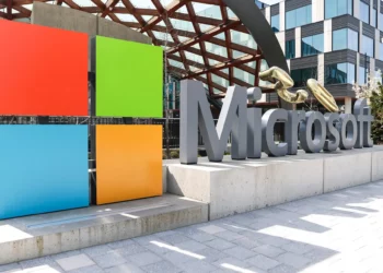 ARCHIVO - Un cartel y el logotipo de Microsoft se muestran en la sede de la compañía, el 4 de abril de 2025, en Redmond, Washington. (Foto AP/Jason Redmond, Archivo)