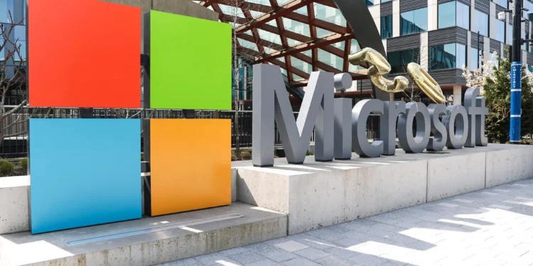 ARCHIVO - Un cartel y el logotipo de Microsoft se muestran en la sede de la compañía, el 4 de abril de 2025, en Redmond, Washington. (Foto AP/Jason Redmond, Archivo)