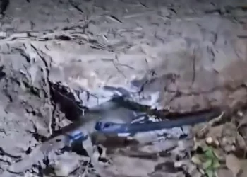 Un fragmento de un misil hutí que se desintegró y cayó en Ginaton, el 22 de agosto de 2025. (Captura de pantalla de Ynet)