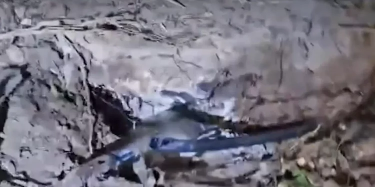 Un fragmento de un misil hutí que se desintegró y cayó en Ginaton, el 22 de agosto de 2025. (Captura de pantalla de Ynet)