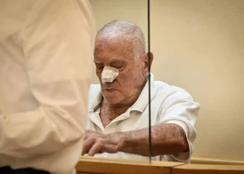 Asher Goldstein, quien confesó haber asesinado a su hijo de 5 años en 1974, dos años antes de matar a su esposa, en una audiencia judicial en Eilat, el 24 de agosto de 2025 (Yehuda Ben Itach/Flash90)