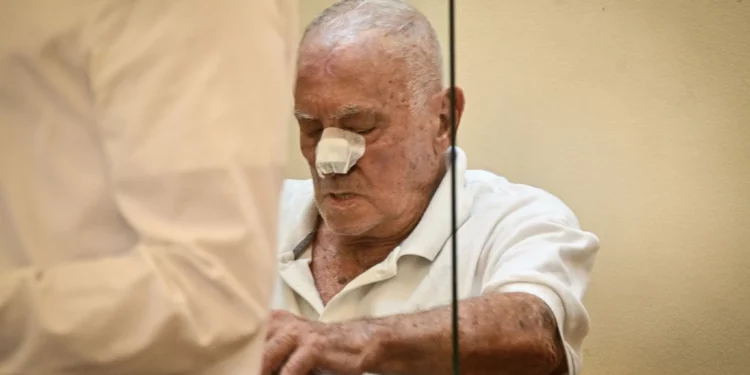 Asher Goldstein, quien confesó haber asesinado a su hijo de 5 años en 1974, dos años antes de matar a su esposa, en una audiencia judicial en Eilat, el 24 de agosto de 2025 (Yehuda Ben Itach/Flash90)