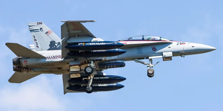 VMFA-112 presenta el avión F/A-18D