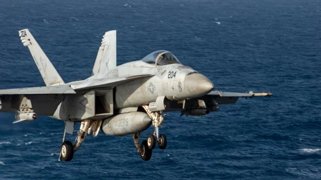 Piloto se eyecta del F/A-18E Super Hornet frente a la costa de Virginia
