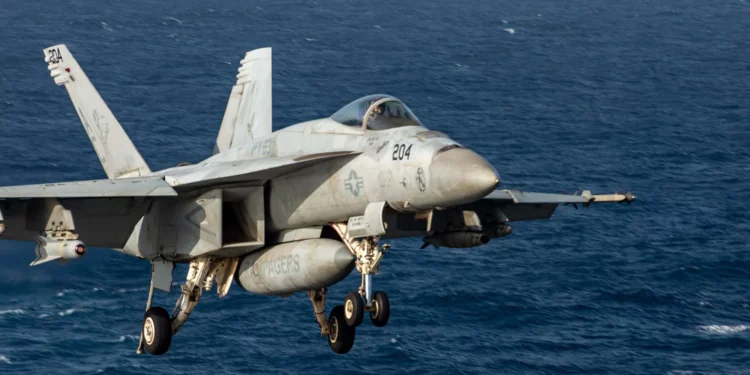 Piloto se eyecta del F/A-18E Super Hornet frente a la costa de Virginia