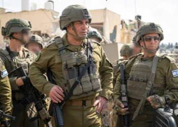 El Jefe del Estado Mayor de las FDI, teniente general Eyal Zamir, habla con oficiales en la ciudad de Tulkarem, el 22 de agosto de 2025. (Fuerzas de Defensa de Israel)