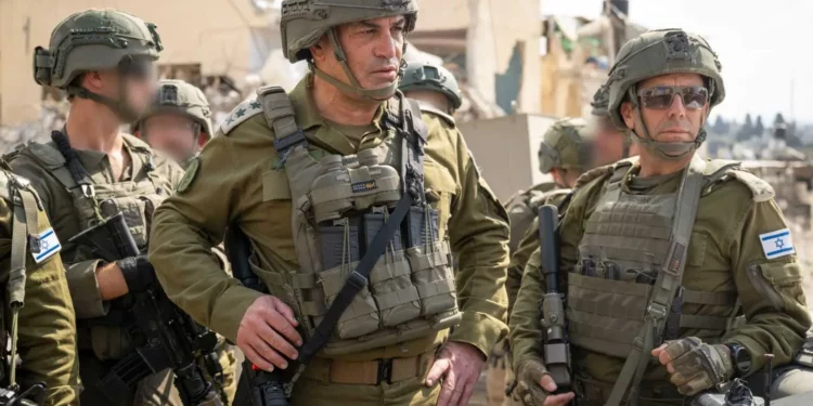 El Jefe del Estado Mayor de las FDI, teniente general Eyal Zamir, habla con oficiales en la ciudad de Tulkarem, el 22 de agosto de 2025. (Fuerzas de Defensa de Israel)