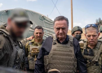 El ministro de Defensa, Israel Katz, visita un puesto de las Fuerzas de Defensa de Israel (FDI) en la zona de contención de la Franja de Gaza, el 5 de agosto de 2025. (Ariel Hermoni/Ministerio de Defensa)
