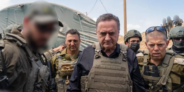 El ministro de Defensa, Israel Katz, visita un puesto de las Fuerzas de Defensa de Israel (FDI) en la zona de contención de la Franja de Gaza, el 5 de agosto de 2025. (Ariel Hermoni/Ministerio de Defensa)
