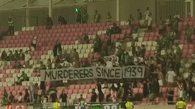 Aficionados del Maccabi Haifa muestran pancarta “Asesinos desde 1939” en partido contra el equipo polaco