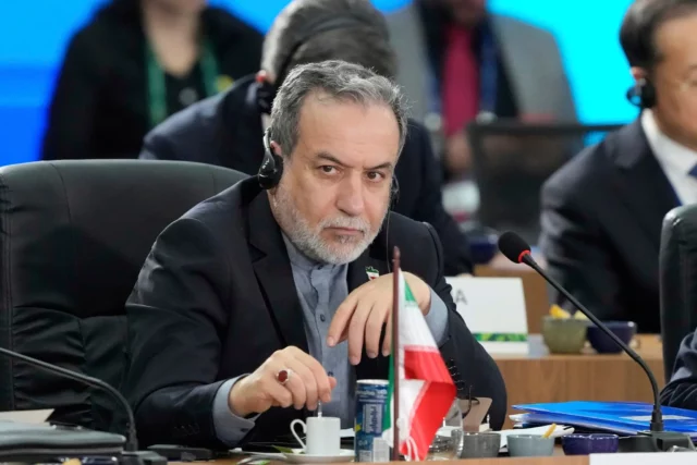 Irán promete responder a la retirada de las sanciones europeas “injustificadas e ilegales”