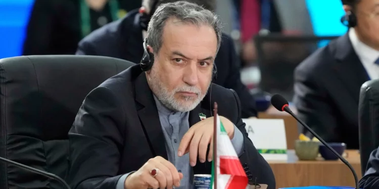 El ministro de Asuntos Exteriores iraní, Abbas Araghchi, asiste a la 17.ª cumbre anual de los BRICS en Río de Janeiro, el 6 de julio de 2025. (Foto AP/Eraldo Peres)
