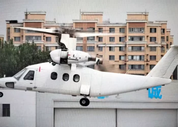 El primer helicóptero tripulado de China con rotores basculantes despega