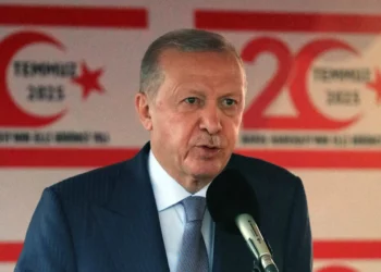 El presidente turco, Recep Tayyip Erdogan, habla durante un desfile militar en conmemoración de la invasión turca de Chipre en 1974, en la zona norte de Nicosia, la capital de la isla, el 20 de julio de 2025. (Birol BEBEK / AFP)