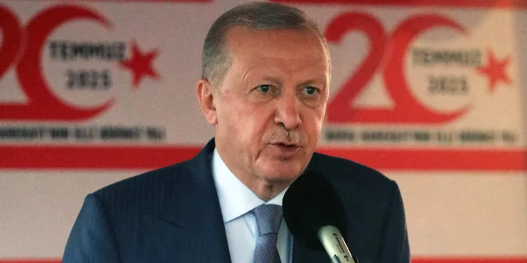 El presidente turco, Recep Tayyip Erdogan, habla durante un desfile militar en conmemoración de la invasión turca de Chipre en 1974, en la zona norte de Nicosia, la capital de la isla, el 20 de julio de 2025. (Birol BEBEK / AFP)