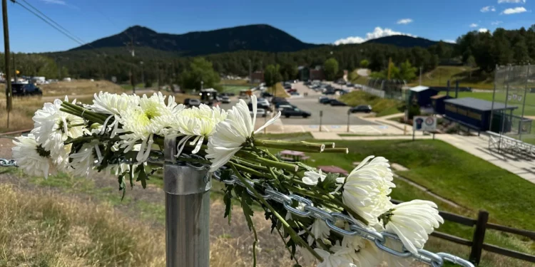 Se dejan flores en memoria de los heridos en un tiroteo en la escuela secundaria Evergreen en Evergreen, Colorado, el 11 de septiembre de 2025. (Foto AP/Colleen Slevin)