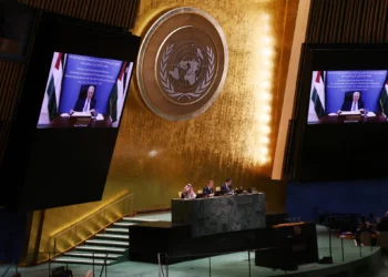 El presidente de la Autoridad Palestina, Mahmoud Abás, habla por videoconferencia en una reunión de la Asamblea general de las Naciones Unidas (ONU) organizada por Francia y Arabia Saudí en apoyo de una solución de dos Estados entre Palestina e Israel, el 22 de septiembre de 2025 en la ciudad de Nueva York. (Spencer Platt/Getty Images/AFP)