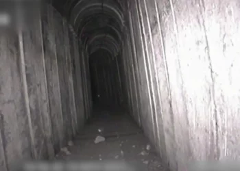 Esta imagen de un video muestra un túnel de Hamás descubierto por las FDI debajo del Hospital Rantisi de la ciudad de Gaza, en un video publicado el 27 de diciembre de 2023. (Fuerzas de Defensa de Israel)