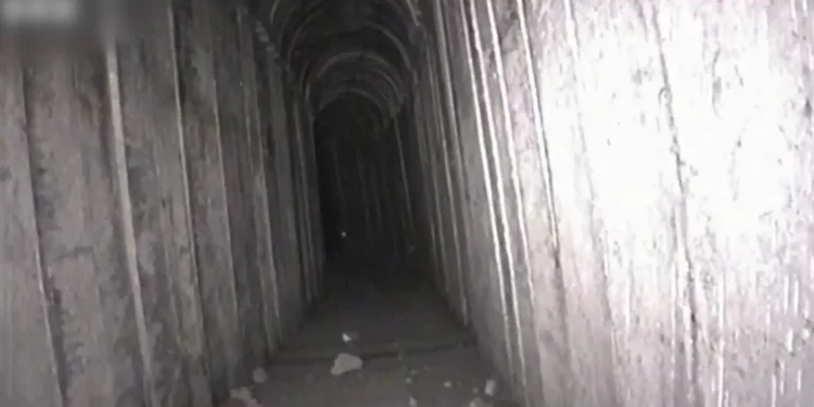 Esta imagen de un video muestra un túnel de Hamás descubierto por las FDI debajo del Hospital Rantisi de la ciudad de Gaza, en un video publicado el 27 de diciembre de 2023. (Fuerzas de Defensa de Israel)