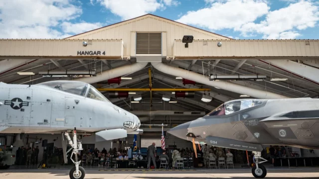 El escuadrón que defendió Pearl Harbor se despide del A-10 y recibe al F-35