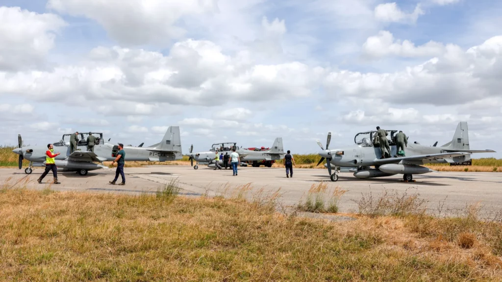 Los tres primeros A-29N llegaron a Portugal a las instalaciones de OGMA. (Crédito de la imagen: Embraer) 