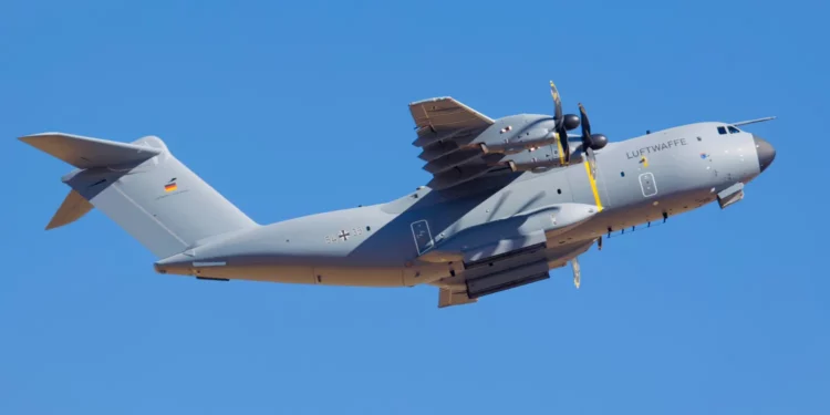 El primer A400M de la Luftwaffe con el sistema DIRCM desde las instalaciones de Airbus en Sevilla en España. (Crédito de la imagen: Airbus)