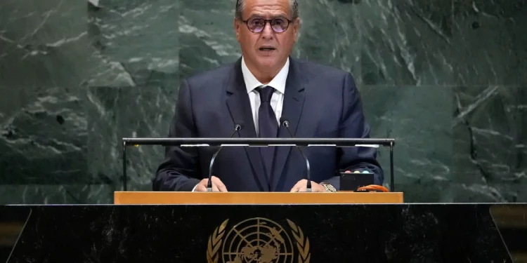 El primer ministro de Marruecos, Aziz Akhannouch, se dirige al 80.º periodo de sesiones de la Asamblea general de las Naciones Unidas, el 23 de septiembre de 2025, en la sede de la ONU en Nueva York. (Foto AP/Pamela Smith)