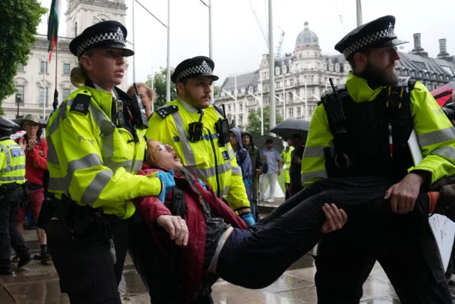 Reino Unido acusa a 6 activistas antiisraelíes por apoyar al proscrito Acción Palestina