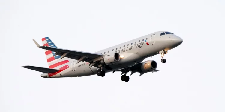 Hallan cuerpo de polizón muerto en tren de aterrizaje de avión en Charlotte