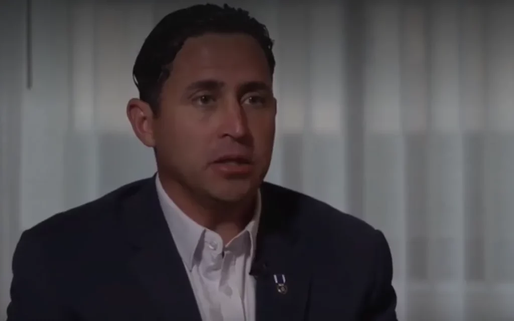 El extrabajador humanitario de la Fundación Humanitaria de Gaza, Anthony Aguilar, en una entrevista con la BBC, transmitida el 25 de julio de 2025. (Captura de pantalla/BBC) 