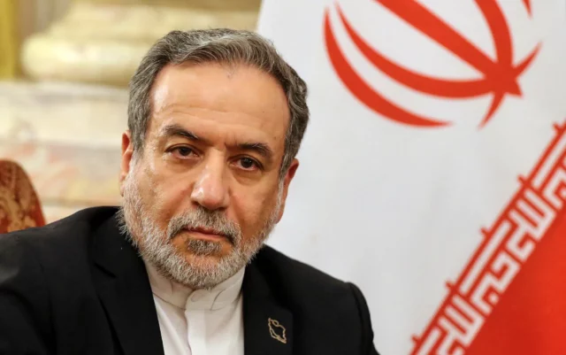 Irán afirma que el material nuclear enriquecido se encuentra “bajo los escombros”