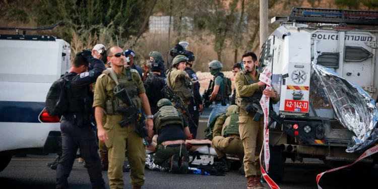 Terrorista palestino atropella y hiere a dos adolescentes israelíes