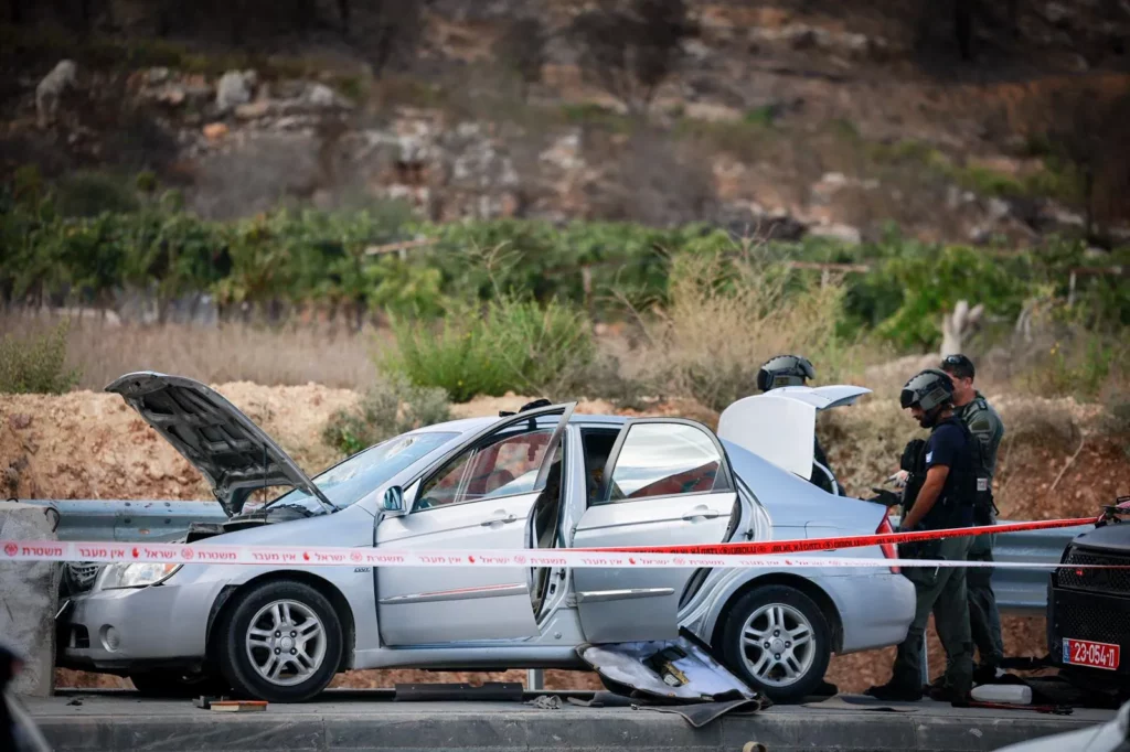 Policía y personal de rescate en el lugar de un atentado terrorista con atropello múltiple en el que resultaron heridos dos adolescentes, en una autopista de Judea y Samaria cerca de Jerusalén. 30 de septiembre de 2025. (Chaim Goldberg/Flash90)