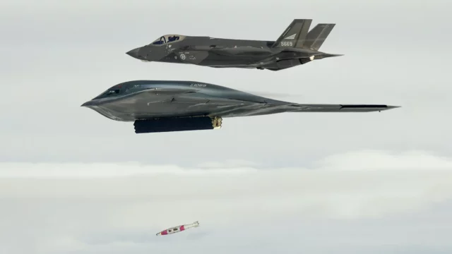 El B-2 Spirit de la USAF se une a los F-35 y P-8 noruegos para ataque QUICKSINK