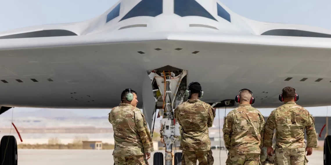 Aviadores de la Fuerza Aérea de los EE. UU. del 912º Escuadrón de Mantenimiento de Aeronaves se preparan para recuperar el segundo B-21 Raider que llegará para su prueba y evaluación en Edwards AFB, California, el 11 de septiembre de 2025. (Foto de la Fuerza Aérea de EE. UU. por Kyle Brasier)
