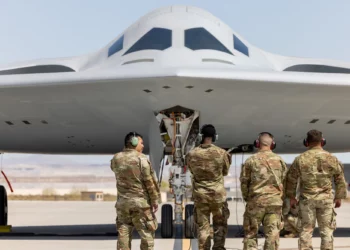 Aviadores de la Fuerza Aérea de los EE. UU. del 912º Escuadrón de Mantenimiento de Aeronaves se preparan para recuperar el segundo B-21 Raider que llegará para su prueba y evaluación en Edwards AFB, California, el 11 de septiembre de 2025. (Foto de la Fuerza Aérea de EE. UU. por Kyle Brasier)