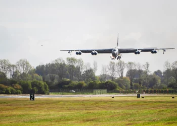 Bombardero B-52 con capacidad nuclear aterriza en Reino Unido