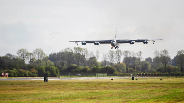 Bombardero B-52 con capacidad nuclear aterriza en Reino Unido